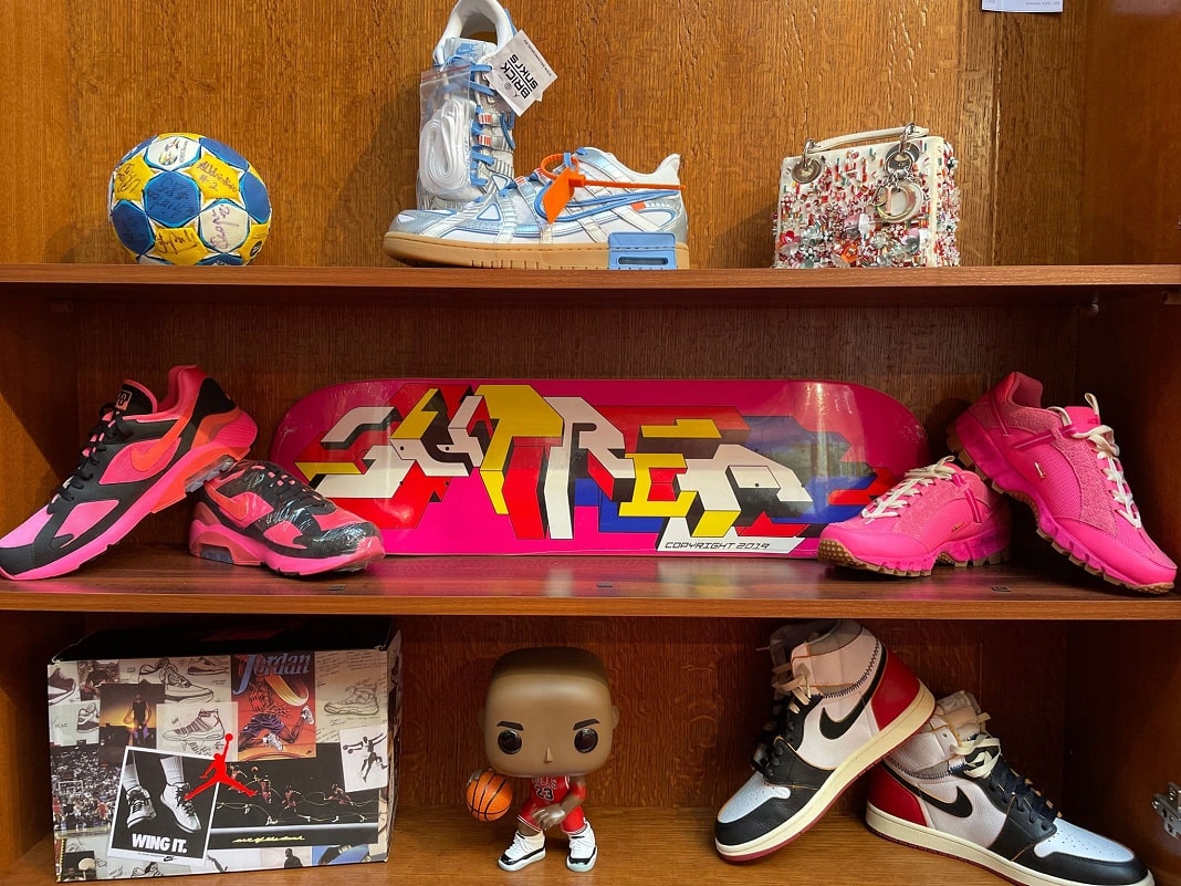Expoziția Toyz licitatie sneakers