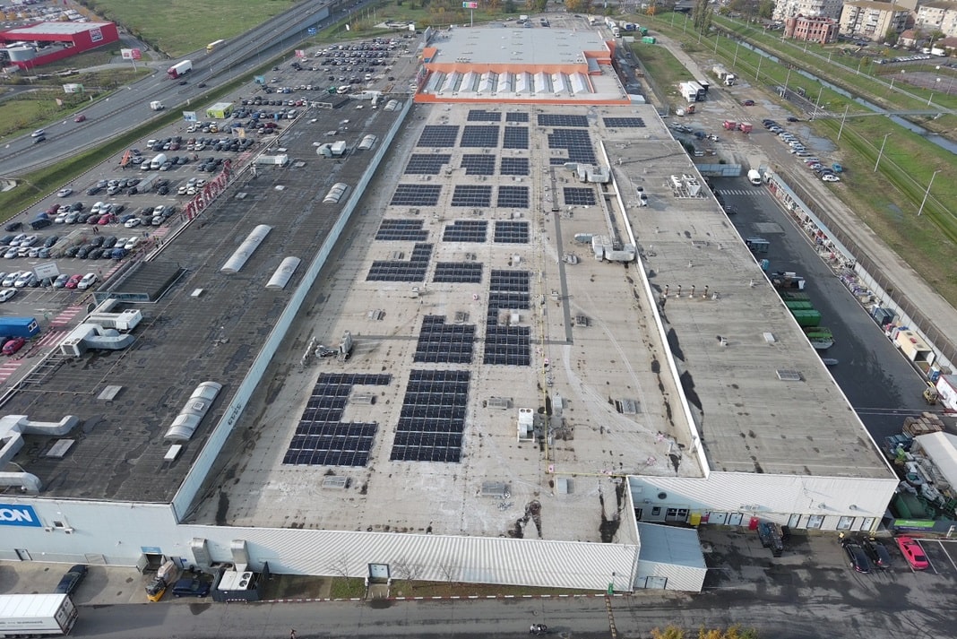 Auchan Coresi panouri fotovoltaice