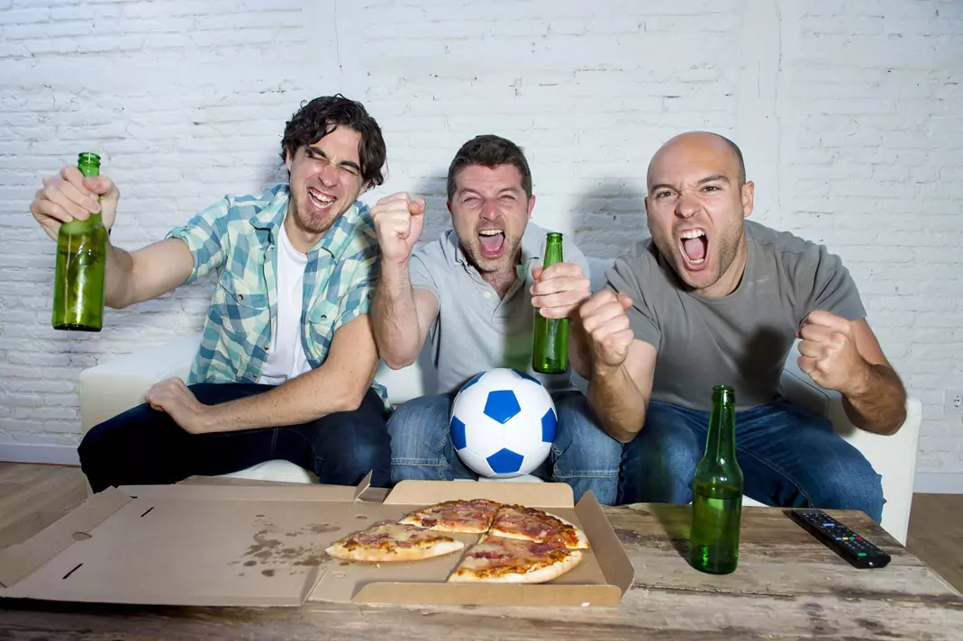 fotbal bere pizza